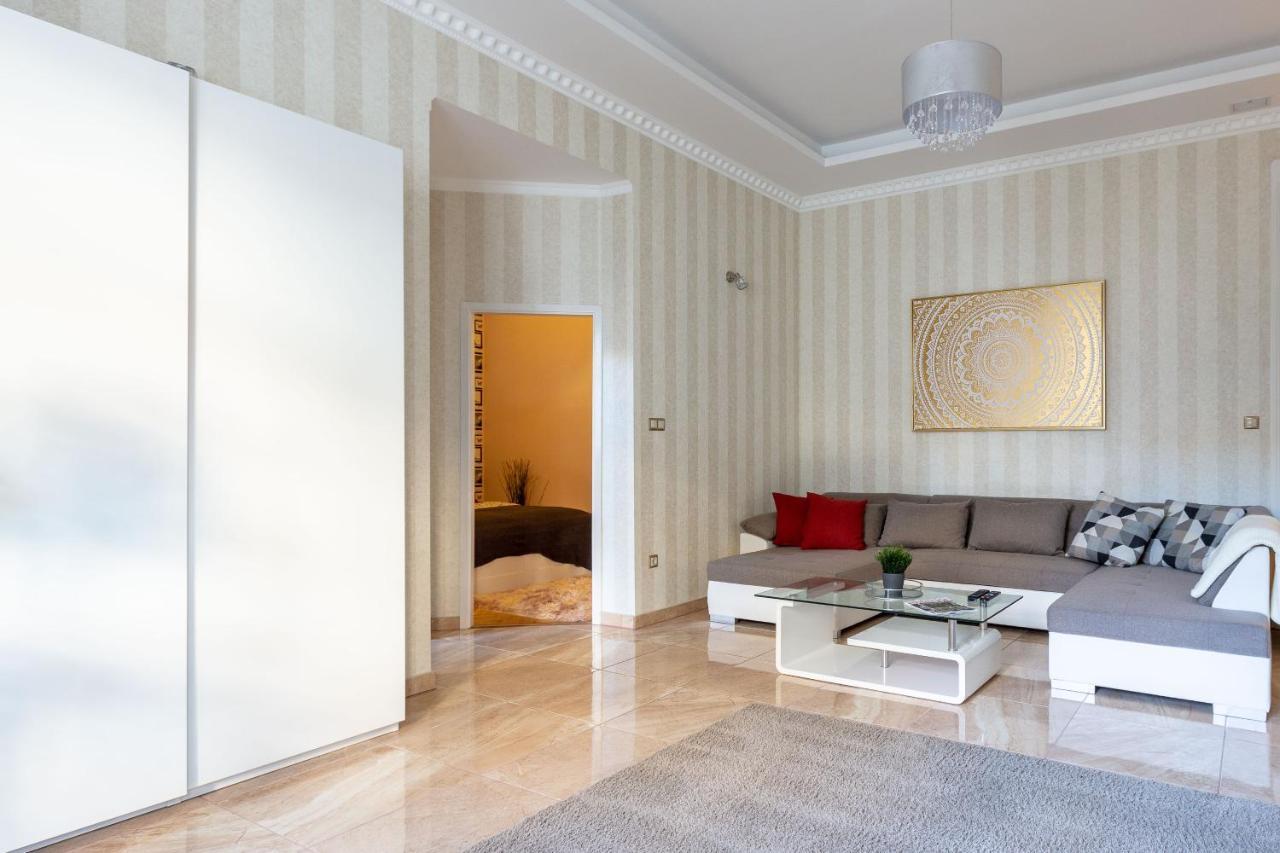Luxury Downtown Home By Anna ブダペスト エクステリア 写真
