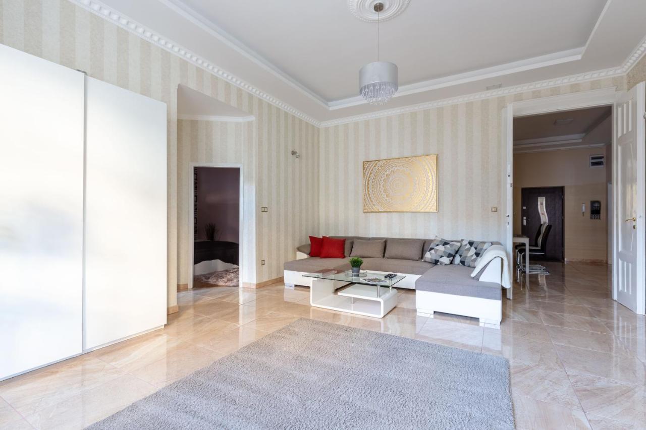 Luxury Downtown Home By Anna ブダペスト エクステリア 写真
