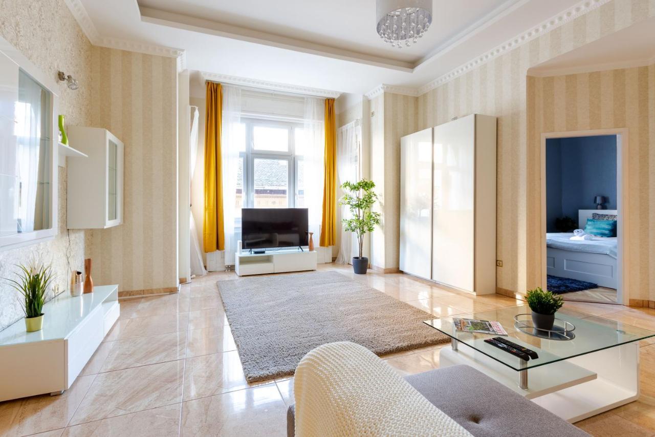 Luxury Downtown Home By Anna ブダペスト エクステリア 写真